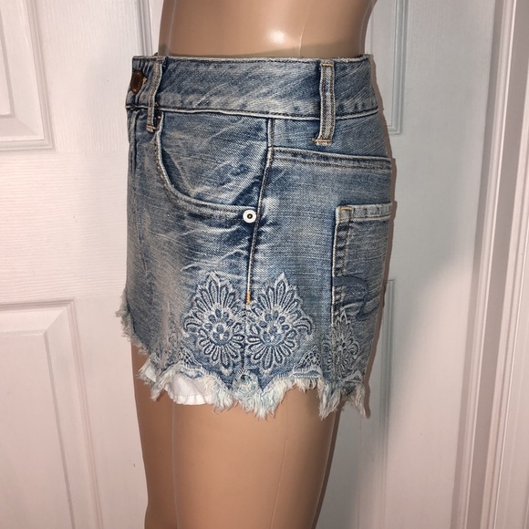 American Eagle Outfitters Jean Shorts. 6 - Picture 3 of 8